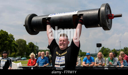 Ein starker Mann beweist seine Stärke beim öffentlichen Leichtathletik Sport. Stockfoto