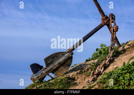 Altes Schiff Anker entlang der Küste der Bretagne, Frankreich Stockfoto