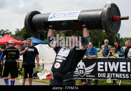 Ein starker Mann beweist seine Stärke beim öffentlichen Leichtathletik Sport. Stockfoto