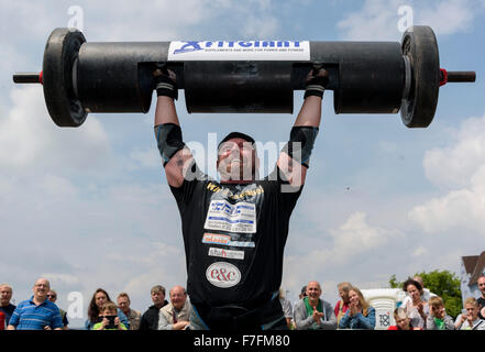 Ein starker Mann beweist seine Stärke beim öffentlichen Leichtathletik Sport. Stockfoto