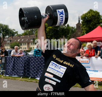 Ein starker Mann beweist seine Stärke beim öffentlichen Leichtathletik Sport. Stockfoto