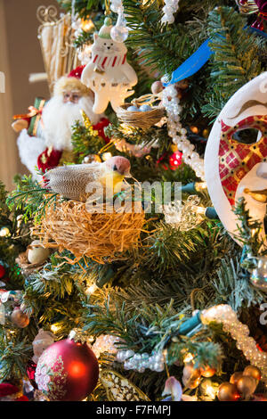 Ein Weihnachtsbaum dekoriert mit festliche Ornamente, Garland und Lichter. Stockfoto