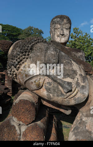 Beeindruckende Buddhastatue im Geschichtspark Kamphaeng Phet Stockfoto