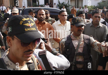 Begleitet von Rangers ehemaliger Minister Dr. Asim Hussain kommt vor einem Anti-Terrorismus-Gericht in Karachi auf Montag, 30. November 2015 erscheinen. Heute vor Gericht Ziauddin Krankenhaus Deputy Managing Director Dr. Yousuf Sattar am Montag gestanden, dass "politische Aktivisten" Zuflucht im Krankenhaus auf ehemaligen Erdöl Minister Dr. Asim Hussain Aufträge auf der anderen Seite erhielten zurückgewiesen Dr. Hussain Vorwürfe. Stockfoto