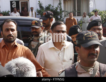 Begleitet von Rangers ehemaliger Minister Dr. Asim Hussain kommt vor einem Anti-Terrorismus-Gericht in Karachi auf Montag, 30. November 2015 erscheinen. Heute vor Gericht Ziauddin Krankenhaus Deputy Managing Director Dr. Yousuf Sattar am Montag gestanden, dass "politische Aktivisten" Zuflucht im Krankenhaus auf ehemaligen Erdöl Minister Dr. Asim Hussain Aufträge auf der anderen Seite erhielten zurückgewiesen Dr. Hussain Vorwürfe. Stockfoto