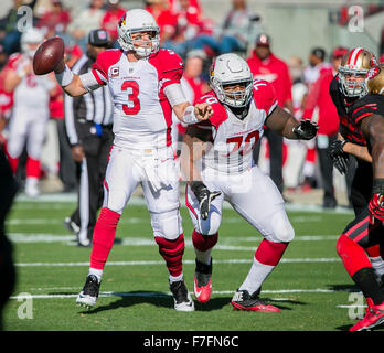 Santa Clara, CA. 29. November 2015. Arizona Cardinals quarterback Carson Palmer (3) in Aktion während der NFL Football-Spiel zwischen den Arizona Cardinals und die San Francisco 49ers im Levi's-Stadion in Santa Clara, Kalifornien. Die Cardinals geschlagen die 49ers 19-13. Damon Tarver/Cal Sport Media/Alamy Live-Nachrichten Stockfoto