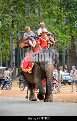 Touristen auf Elefanten reiten, Bayon Tempel, Angkor Thom, Kambodscha, Asien Stockfoto