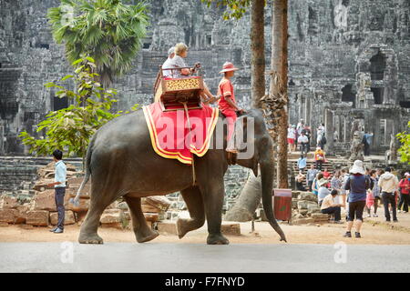 Touristen auf Elefanten reiten, Bayon Tempel, Angkor Thom, Kambodscha, Asien Stockfoto