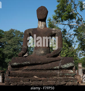 Beeindruckende Buddhastatue im Geschichtspark Kamphaeng Phet Stockfoto