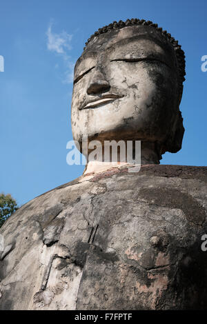 Beeindruckende Buddhastatue im Geschichtspark Kamphaeng Phet Stockfoto