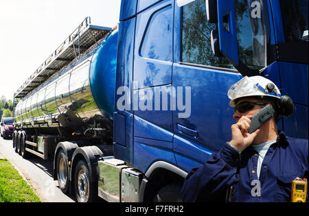 Öl- und Gas-LKW mit Fahrer sprechen im Telefon Stockfoto