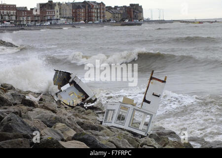 Morecambe, Lancashire, UK. 30. November 2015.   Im Anschluss an den Wochenenden stürmen die Überreste der Fischerboot am Meer lag Abwehrkräfte auf Morecambe Promenade, nachdem die Biat ihre Liegeplätze brach und auf den Felsen in abgewrackt der während der Stürme, die das Vereinigte Königreich im Laufe der Woche verwüstet enden Credit: David Billinge/Alamy Live News Stockfoto