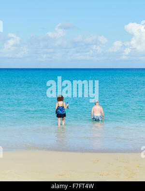 Ein 50 Jahre altes Paar waten bis zum Strand und zum Schnorcheln in der Karibik vor St. Croix, Amerikanische Jungferninseln vorbereiten. US Virgin Islands, USVI, U.S.V.I. Stockfoto