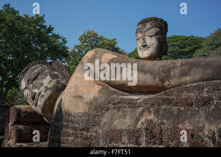 Beeindruckende Buddhastatue im Geschichtspark Kamphaeng Phet Stockfoto