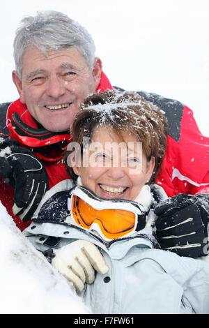 Porträt von ein älteres Paar mit Schneeflocken bedeckt Stockfoto