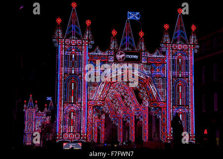 Edinburgh, Schottland. 30. November 2015. UK Freikarten gibt es jetzt für die unglaubliche Virgin Money Straße des Lichts auf der Royal Mile! Ab 30 Nov – 24. Dezember, der Royal Mile entfernt von einem herrlichen Baldachin über 60.000 Leuchten synchronisiert maßgeschneiderte Aufnahmen von Chören aus über Edinburgh leuchtet.  Die Virgin Money Straße des Lichts wird von City Chambers zu Tron Kirk ausdehnen.  Nicht zu verpassen spektakuläre architektonische Einbauset zu erleuchten Edinburghs Altstadt dieses Weihnachten! Stockfoto