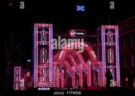 Edinburgh, Schottland. 30. November 2015. UK Freikarten gibt es jetzt für die unglaubliche Virgin Money Straße des Lichts auf der Royal Mile! Ab 30 Nov – 24. Dezember, der Royal Mile entfernt von einem herrlichen Baldachin über 60.000 Leuchten synchronisiert maßgeschneiderte Aufnahmen von Chören aus über Edinburgh leuchtet.  Die Virgin Money Straße des Lichts wird von City Chambers zu Tron Kirk ausdehnen.  Nicht zu verpassen spektakuläre architektonische Einbauset zu erleuchten Edinburghs Altstadt dieses Weihnachten! Stockfoto