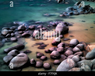 Findlinge am Strand Ufer des Lake Tahoe, Nevada Stockfoto