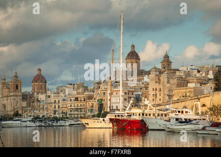 Sonnenuntergang in Vittoriosa Yacht Marina, Malta. Auf der Suche von Senglea gegenüber L-Birgu. Stockfoto