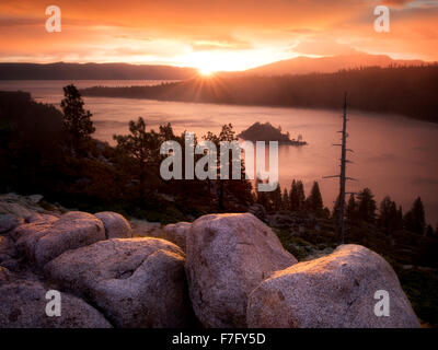 Sonnenaufgang und Granit Felsbrocken am Emerald Bay, Lake Tahoe, Kalifornien Stockfoto