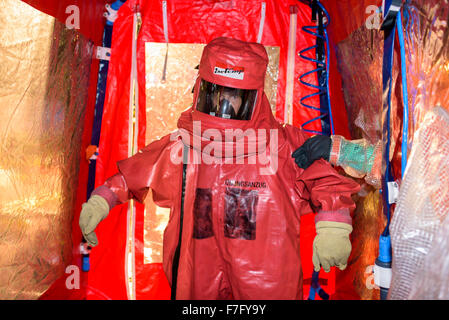 Feuerwehrleute im Abc-Schutz passt Praxis für den Notfall in einem Kraftwerk mit einer Dekontamination-Anlage. Stockfoto