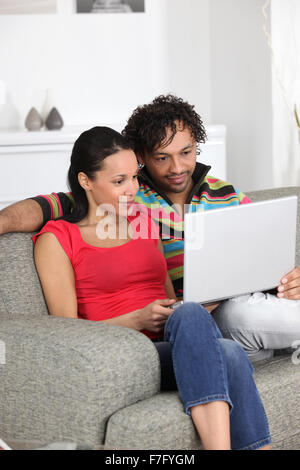 Paar Bilder auf ihrem Laptop zu betrachten Stockfoto