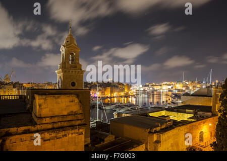 Übernachtung in Birgu, Malta. Blick über Vittoriosa Jachthafen in Richtung Senglea und Valletta. Stockfoto