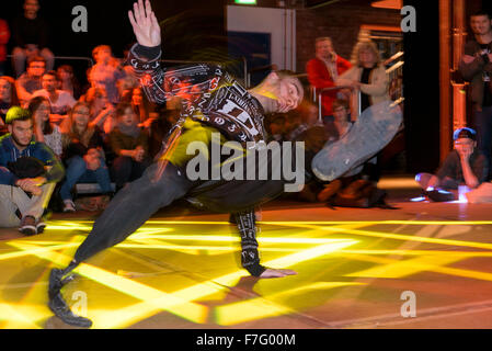 Ein junger Pause Tänzer führt auf einer Bühne in einem Breakdance-Wettbewerb. Stockfoto