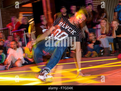 Ein junger Pause Tänzer führt auf einer Bühne in einem Breakdance-Wettbewerb. Stockfoto