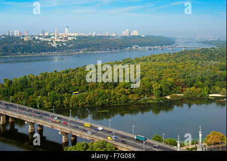 Luftaufnahme von Kiew Dnjepr mit Kiew Höhlenkloster auf dem Hügel. Ukraine Stockfoto