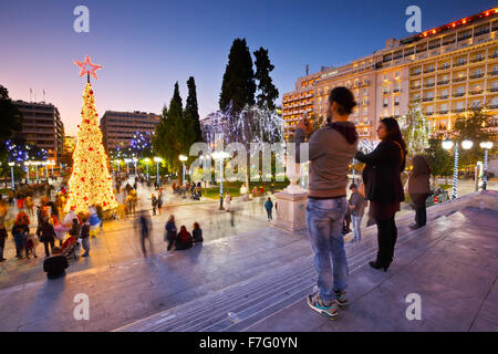 Menschen an einem Weihnachtsbaum im Syntagma-Platz in der Adventszeit vor Weihnachten Stockfoto