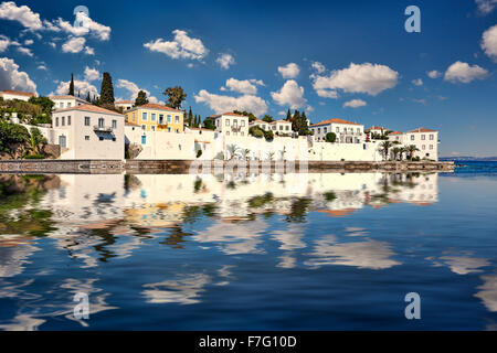 Traditionelle Häuser an der berühmten Agios Nikolaos auf der Insel Spetses, Griechenland Stockfoto