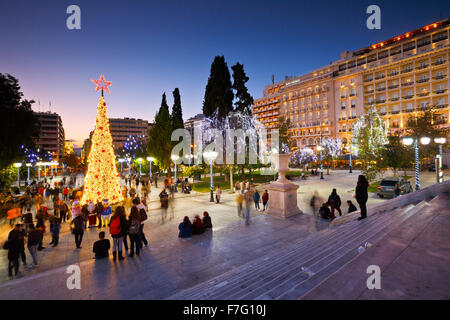 Menschen an einem Weihnachtsbaum im Syntagma-Platz in der Adventszeit vor Weihnachten Stockfoto