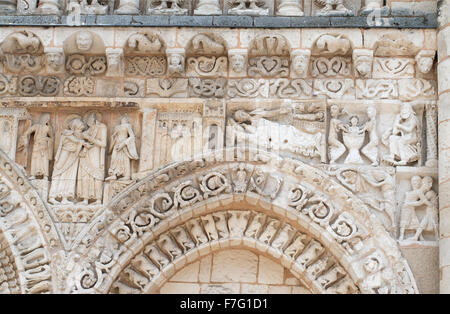 Detailansicht der Steinmetzarbeiten über der Tür der Kirche Notre-Dame la Grande bei Poitiers, Vienne, Frankreich Stockfoto