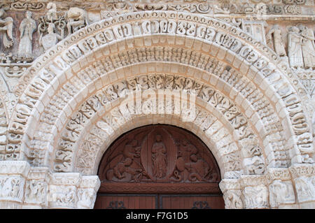 Detailansicht der Steinmetzarbeiten über der Tür der Kirche Notre-Dame la Grande bei Poitiers, Vienne, Frankreich Stockfoto