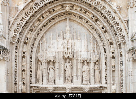 Komplizierten Steinmetzarbeiten über der Tür der Poitiers Kathedrale, Vienne, Frankreich, Europa Stockfoto