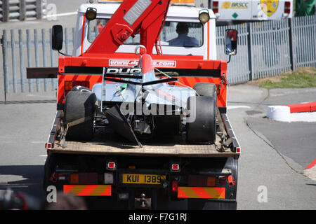 Tom Duggans Formel Palmer Audi Einsitzer abgeschleppt entfernt nach einem Unfall in Brands Hatch - Mai 2009 Stockfoto