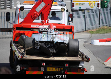 Tom Duggans Formel Palmer Audi Einsitzer abgeschleppt entfernt nach einem Unfall in Brands Hatch - Mai 2009 Stockfoto