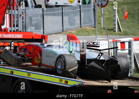 Tom Duggans Formel Palmer Audi Einsitzer abgeschleppt entfernt nach einem Unfall in Brands Hatch - Mai 2009 Stockfoto