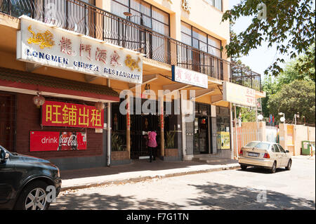 Stadtteil Chinatown von Johannesburg.  Chinesische Schrift und das Haupttor zu Johannesburgs Chinatown.  Südafrika Stockfoto