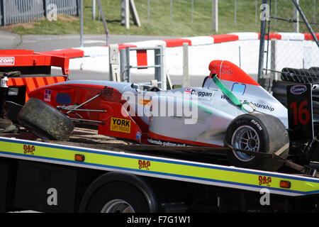 Tom Duggans Formel Palmer Audi Einsitzer abgeschleppt entfernt nach einem Unfall in Brands Hatch - Mai 2009 Stockfoto