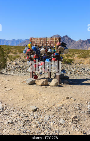 Tee Wasserkocher Kreuzung Verkehrszeichen im Death Valley N.P, California, USA Stockfoto