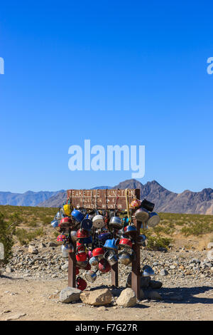 Tee Wasserkocher Kreuzung Verkehrszeichen im Death Valley N.P, California, USA Stockfoto