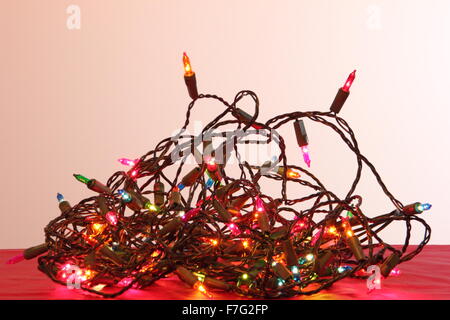 Ein Gewirr von indoor Weihnachts-Lichterketten in häuslicher Umgebung - England Stockfoto