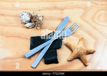 Zusammensetzung von Besteck auf Holz Hintergrund für informelle Abendessen oder Familienfeiern Stockfoto