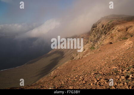 Die hohen vulkanischen Klippen von El Risco, mit niedrigen Wolken, nördlichsten Lanzarote; Kanarischen Inseln. Stockfoto