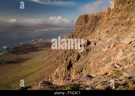 Die hohen vulkanischen Klippen von El Risco, mit Isla Graciosa offshore, nördlichsten Lanzarote; Kanarischen Inseln. Stockfoto