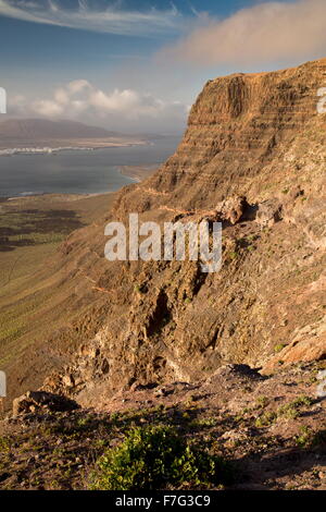 Die hohen vulkanischen Klippen von El Risco, mit Isla Graciosa offshore, nördlichsten Lanzarote; Kanarischen Inseln. Stockfoto