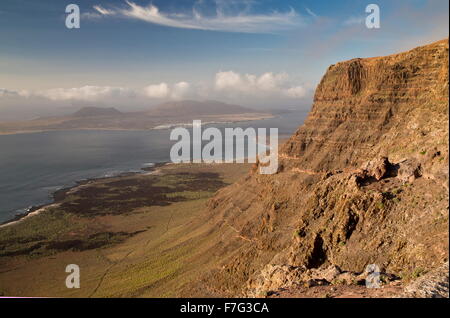 Die hohen vulkanischen Klippen von El Risco, mit Isla Graciosa offshore, nördlichsten Lanzarote; Kanarischen Inseln. Stockfoto