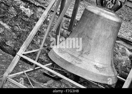 Alte Messing-Glocke mit Verzierungen in schwarz und weiß Farben Stockfoto